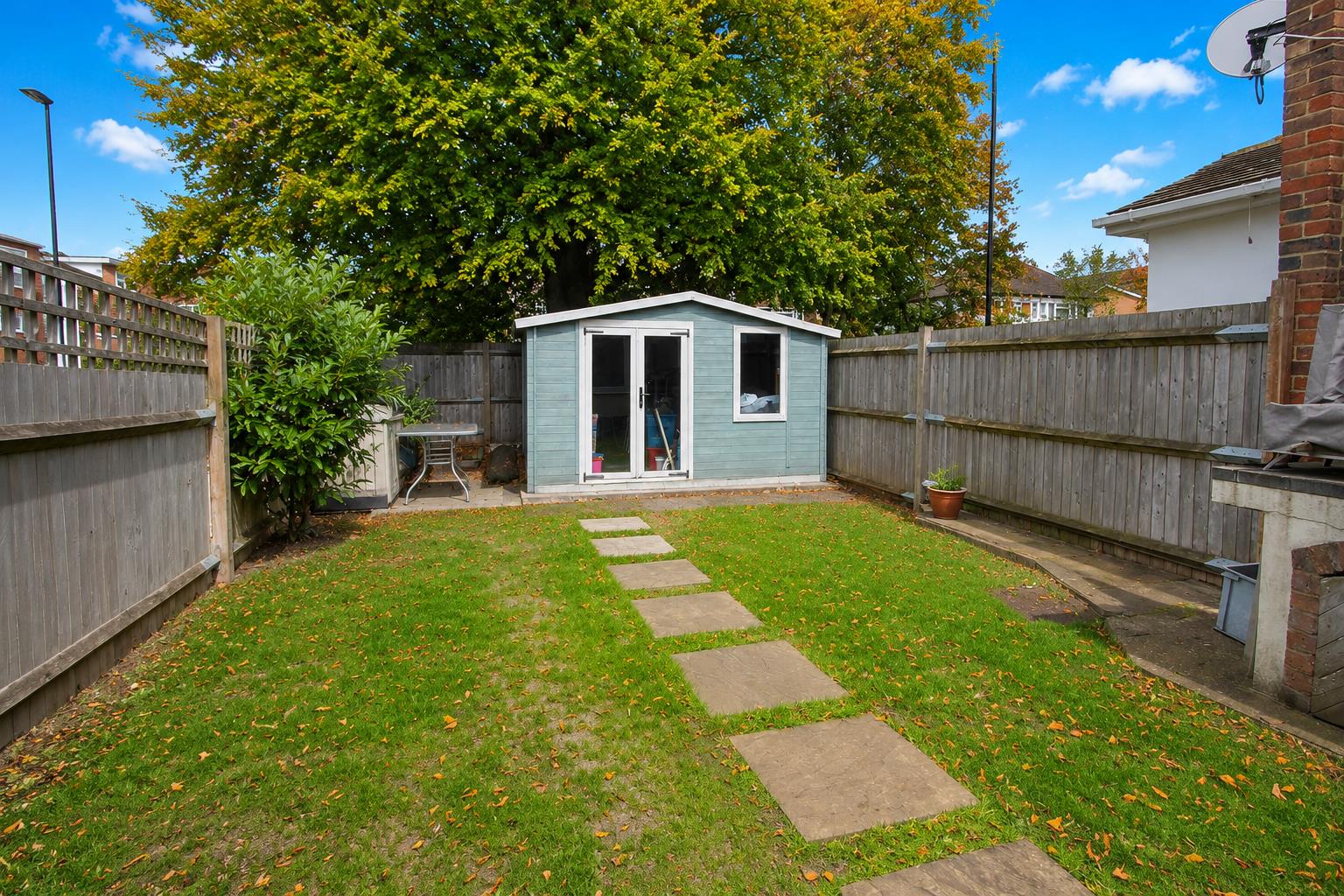 3 bed property in Manor Road, Wallington